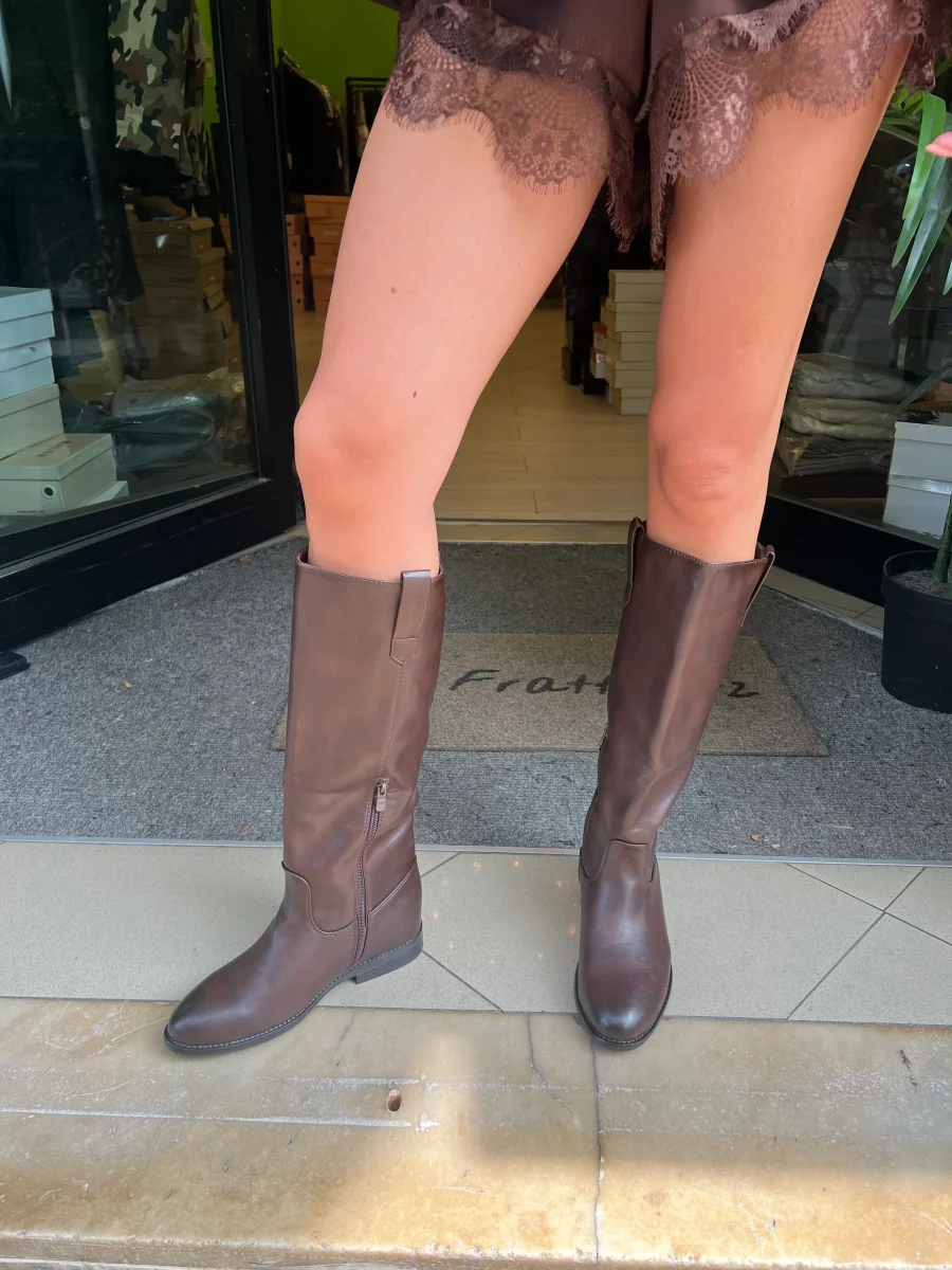 Stivale basso marrone con rialzo interno - immagine 5