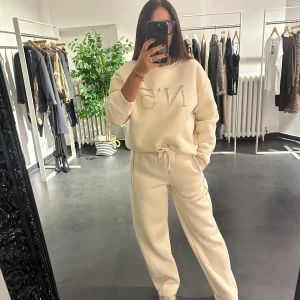 Tuta felpata con applicazioni