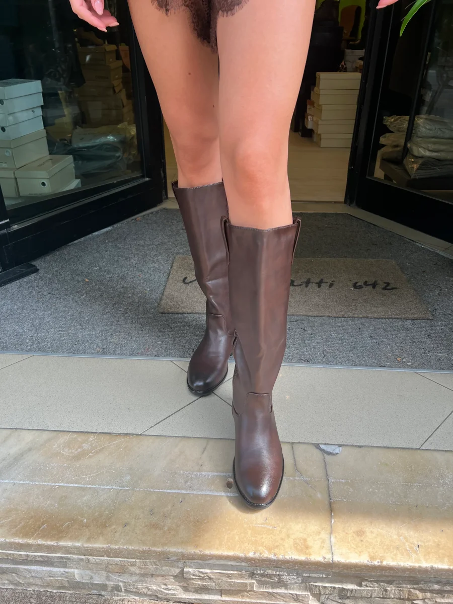 Stivale basso marrone con rialzo interno - immagine 3