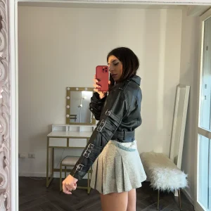 Chiodo nero con fibbie alle maniche