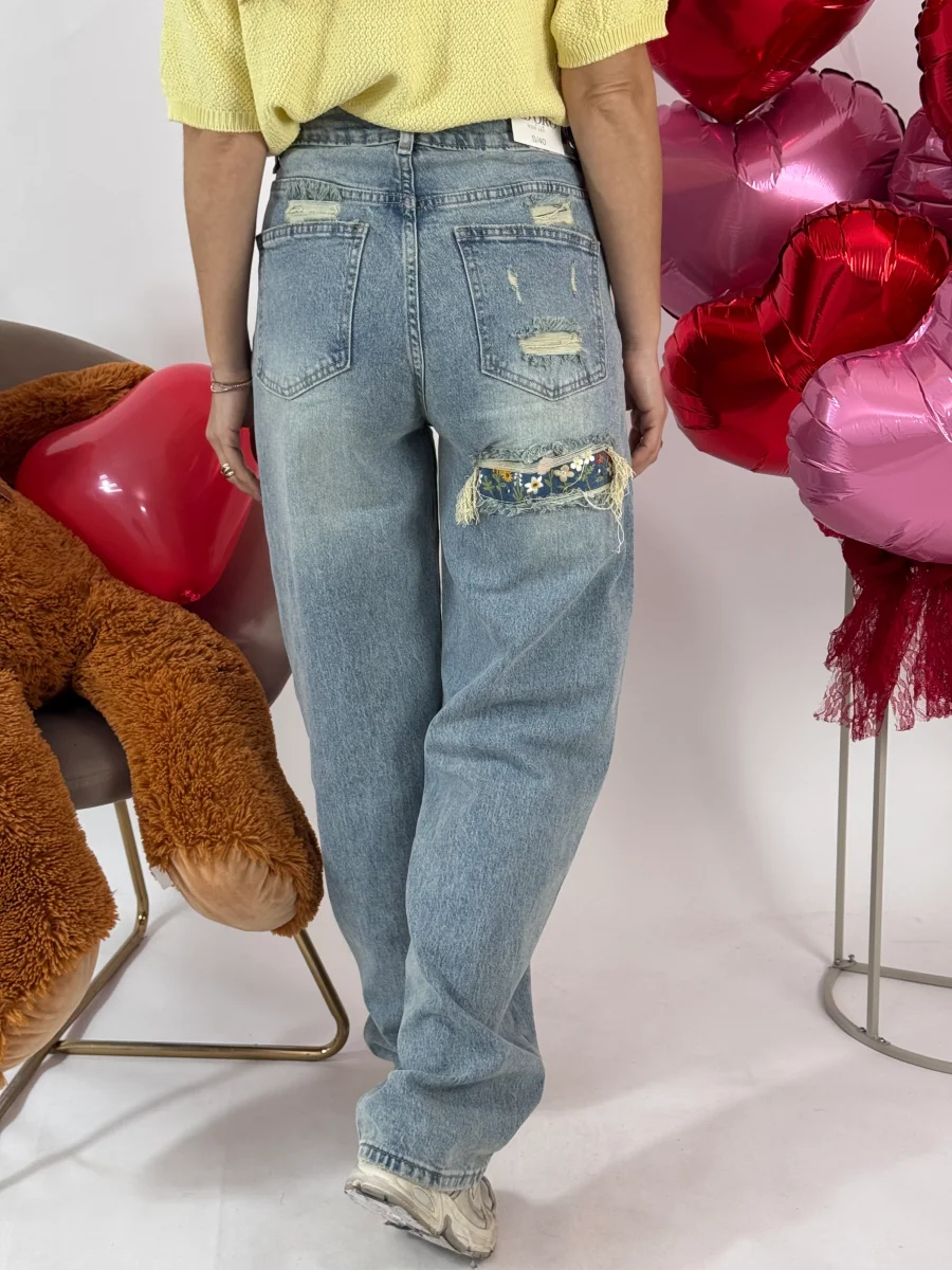 JEANS STRAPPO CON FIORI - immagine 2