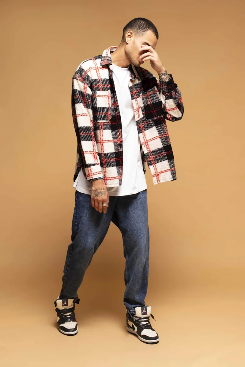 CAMICIA A QUADRI CON DISEGNO SUL RETRO - immagine 2