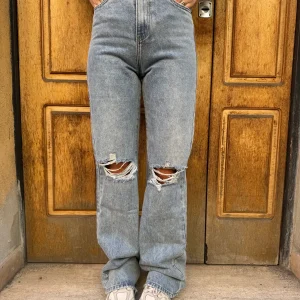 JEANS PALAZZO CON STRAPPI