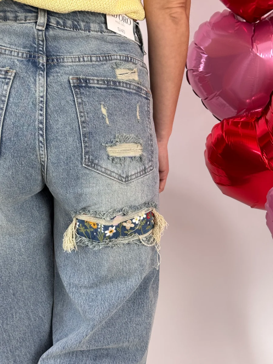 JEANS STRAPPO CON FIORI - immagine 3