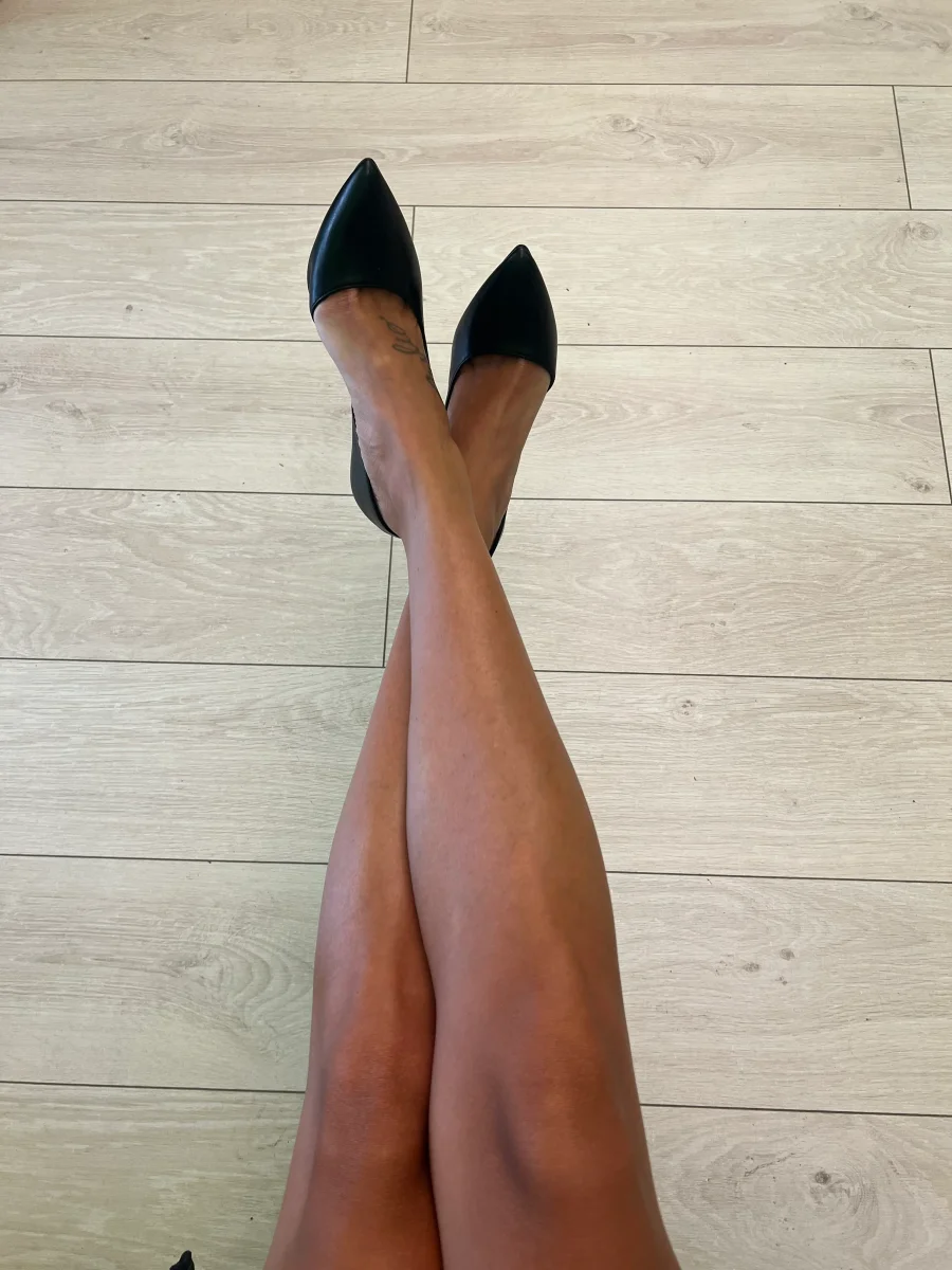 Décolleté ecopelle nero con apertura laterale - immagine 3