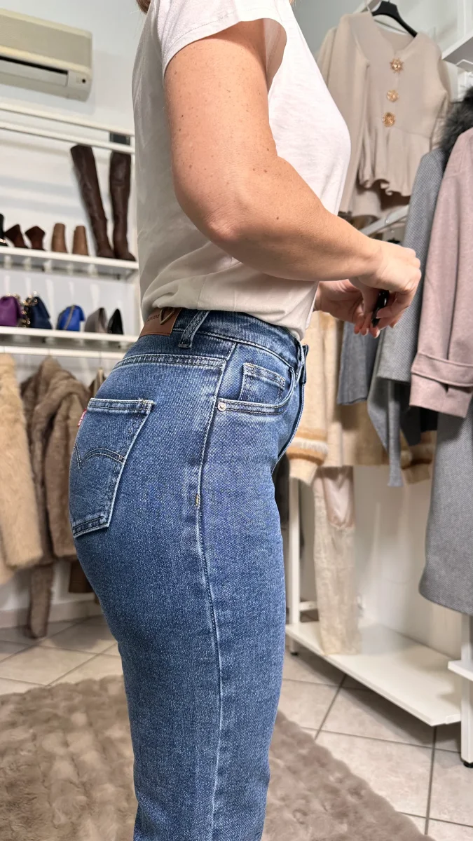 Jeans Mom Fit Classico – Denim Blu Medio - immagine 5
