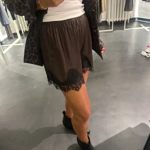 Short  bordo in pizzo