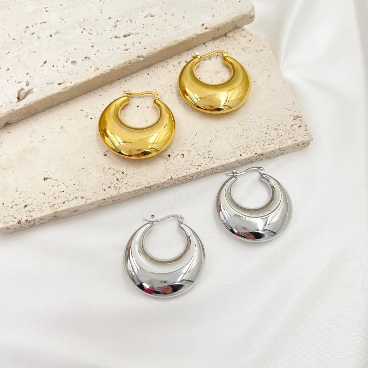 Orecchini Mezzaluna bombato - immagine 2